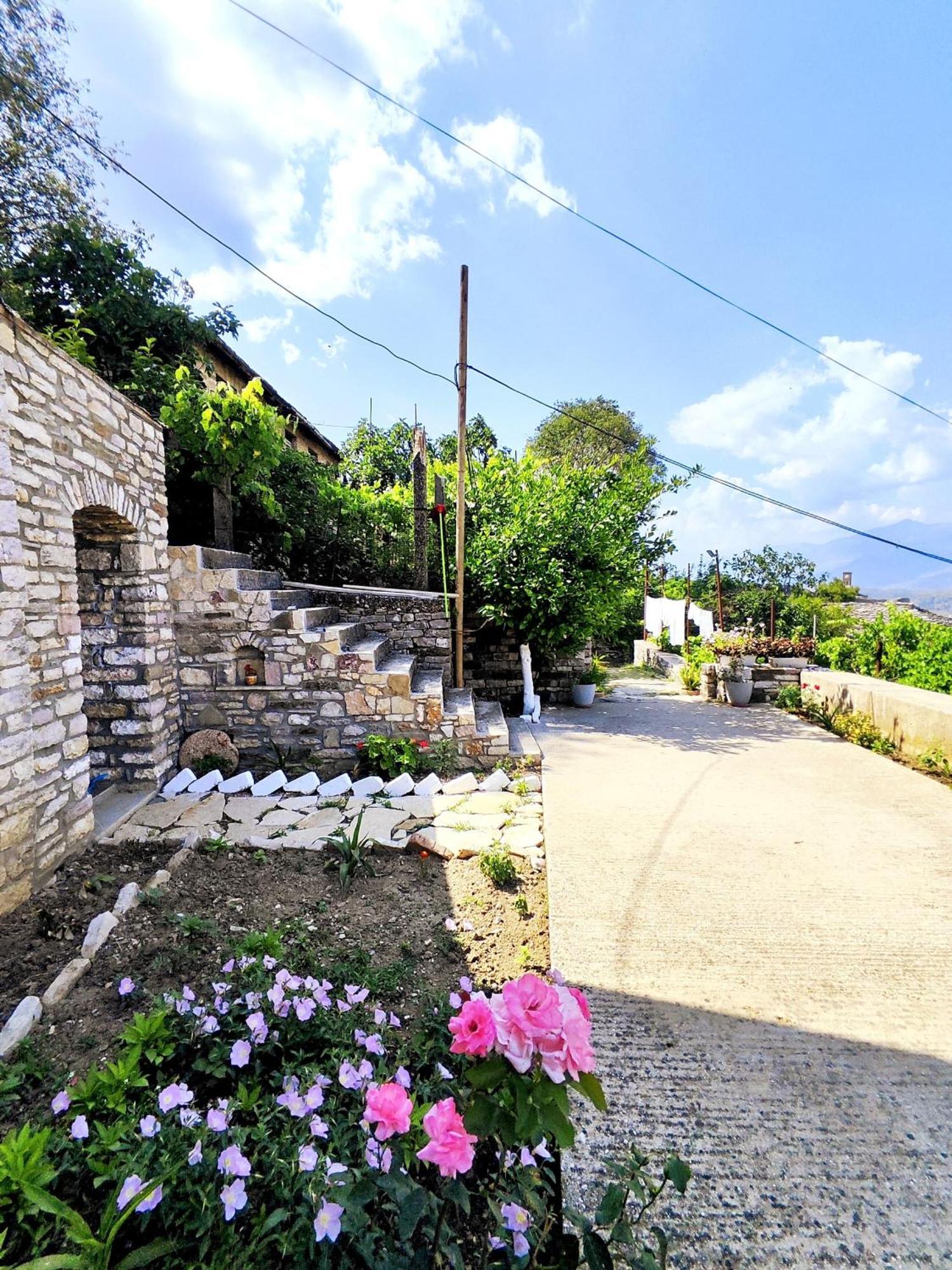 Guri Couette-café Gjirokastër